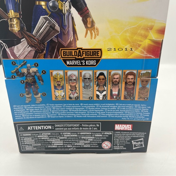 Marvel Legends Thor Love and Thunder - Thor w/ Stormbreaker Axe 6" Action Figure - Picture 8 of 12